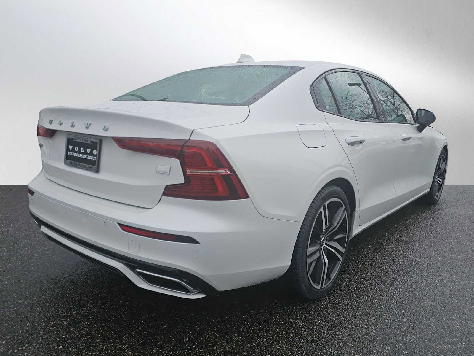 Certified 2022 Volvo S60 T8 R-Design Expression w/ Premium Package AWD/4WD image 4