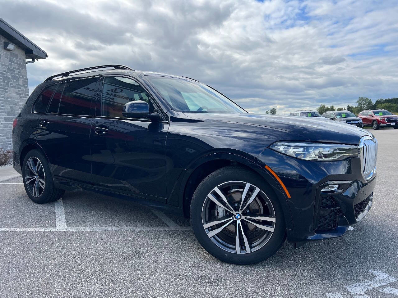 Used 2022 BMW X7 xDrive40i w/ M Sport Package image 3