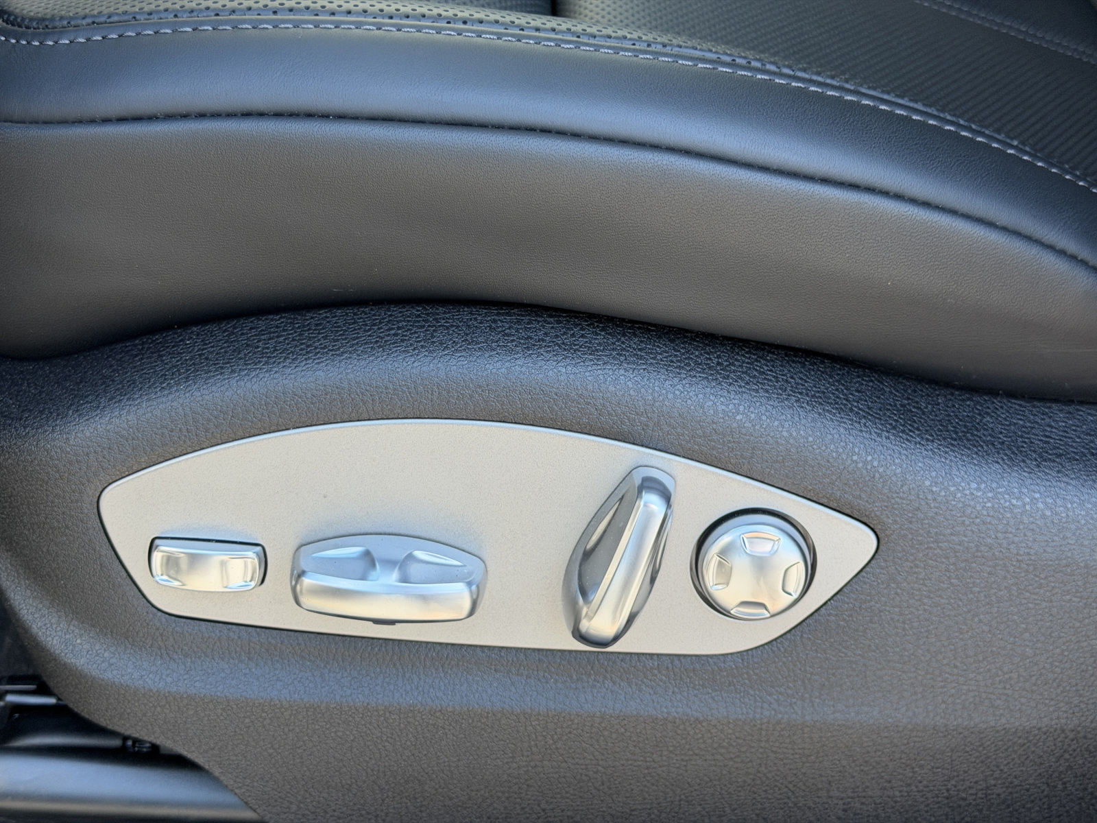 New 2026 Porsche Macan AWD/4WD image 26