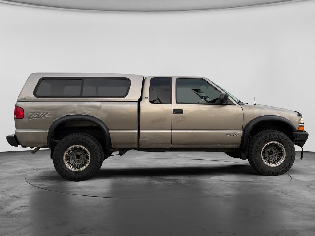Used 2000 Chevrolet S10 Pickup 4x4 Extended Cab w/ Preferred Equipment Group image 11
