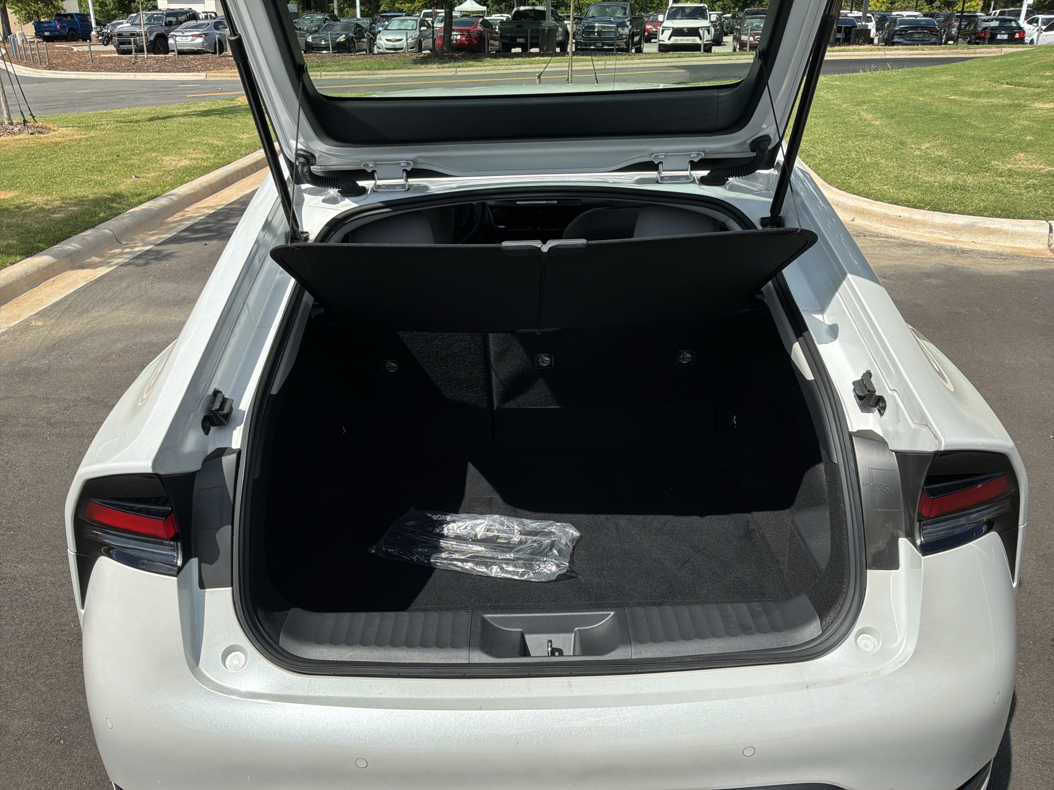 Used 2024 Toyota Prius LE FWD image 31