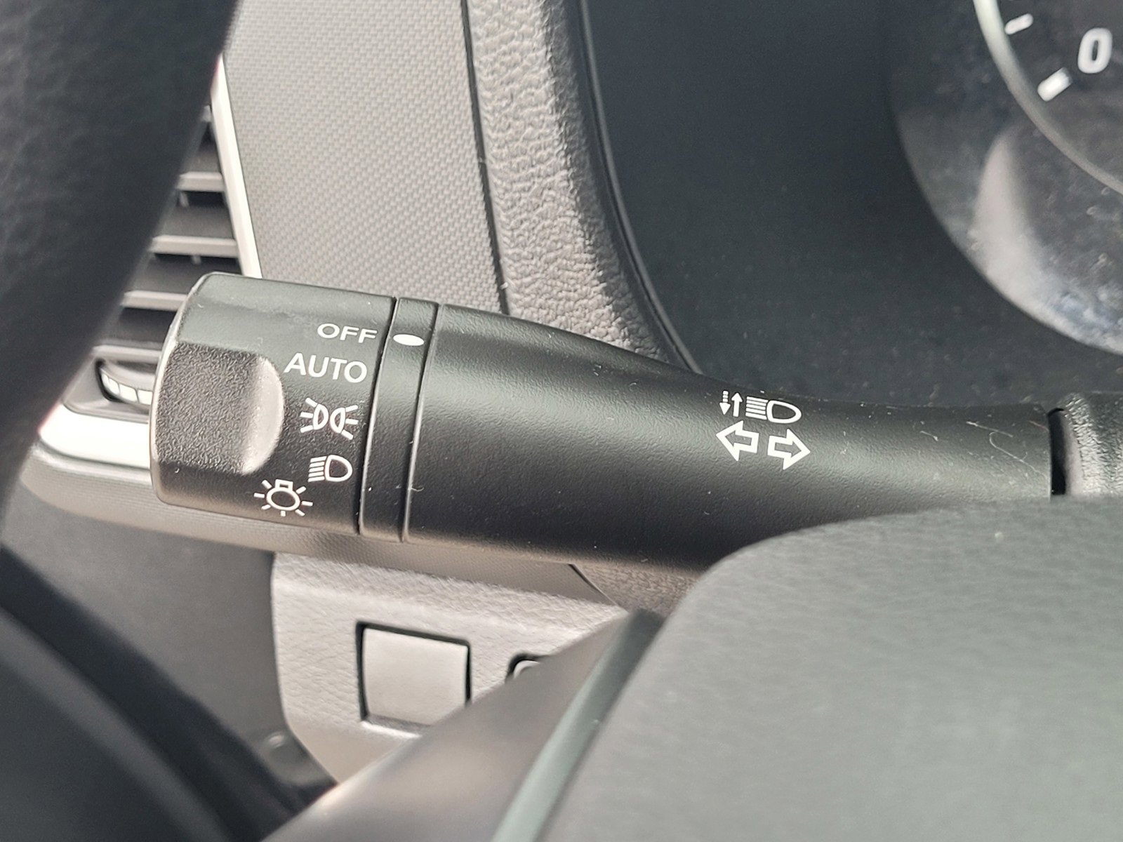 Used 2023 Nissan Frontier SV image 27