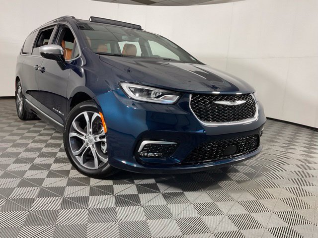 Used 2025 Chrysler Pacifica Pinnacle w/ Trailer Tow Group FWD image 51
