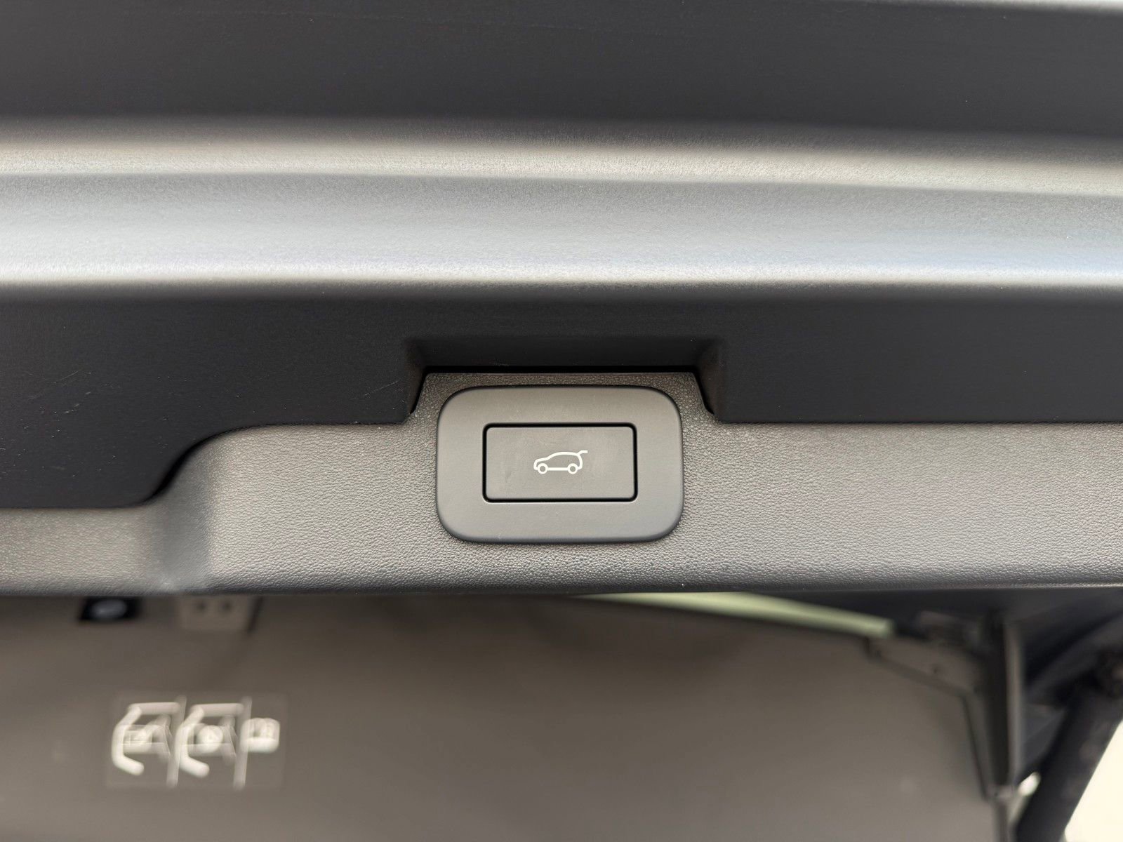 Used 2024 Land Rover Discovery Dynamic SE image 19