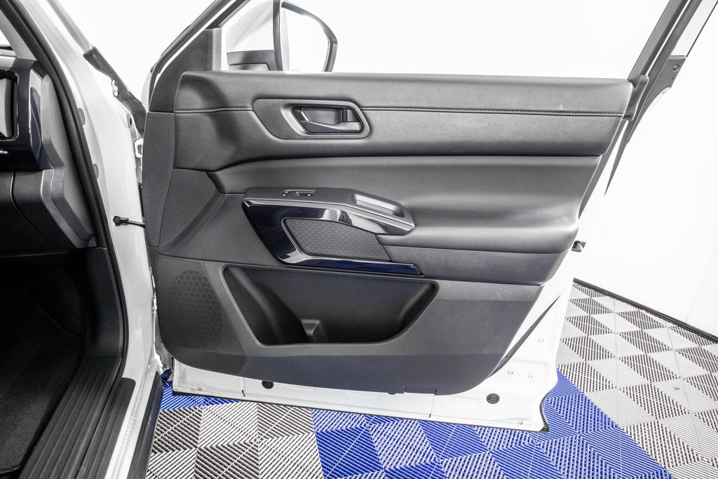 Used 2025 Nissan Pathfinder SV image 17