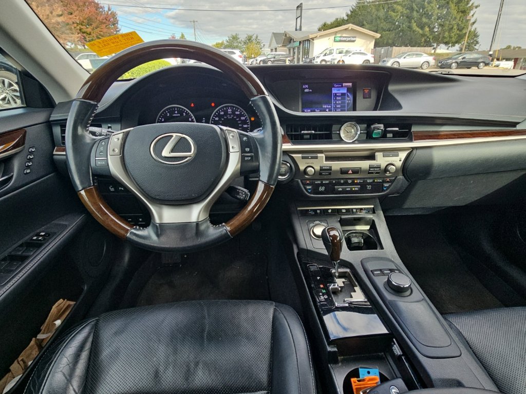 Used 2013 Lexus ES 350 w/ Luxury Pkg FWD image 2