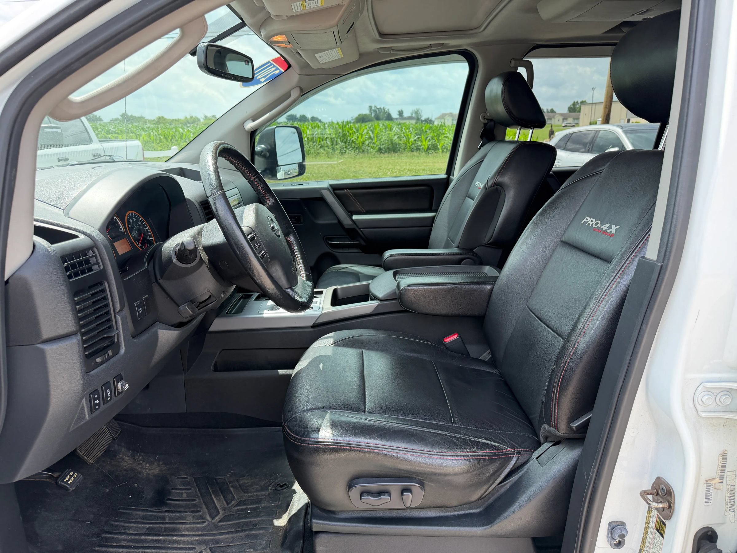 Used 2011 Nissan Titan 4x4 Crew Cab image 10