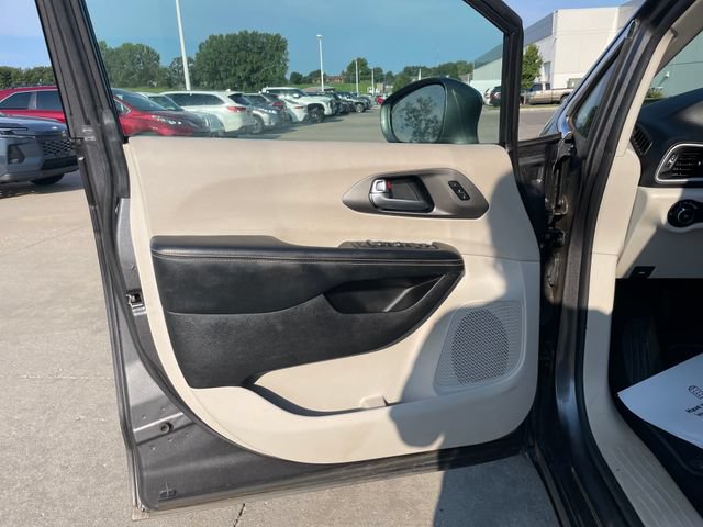 Used 2021 Chrysler Pacifica Touring-L FWD image 20