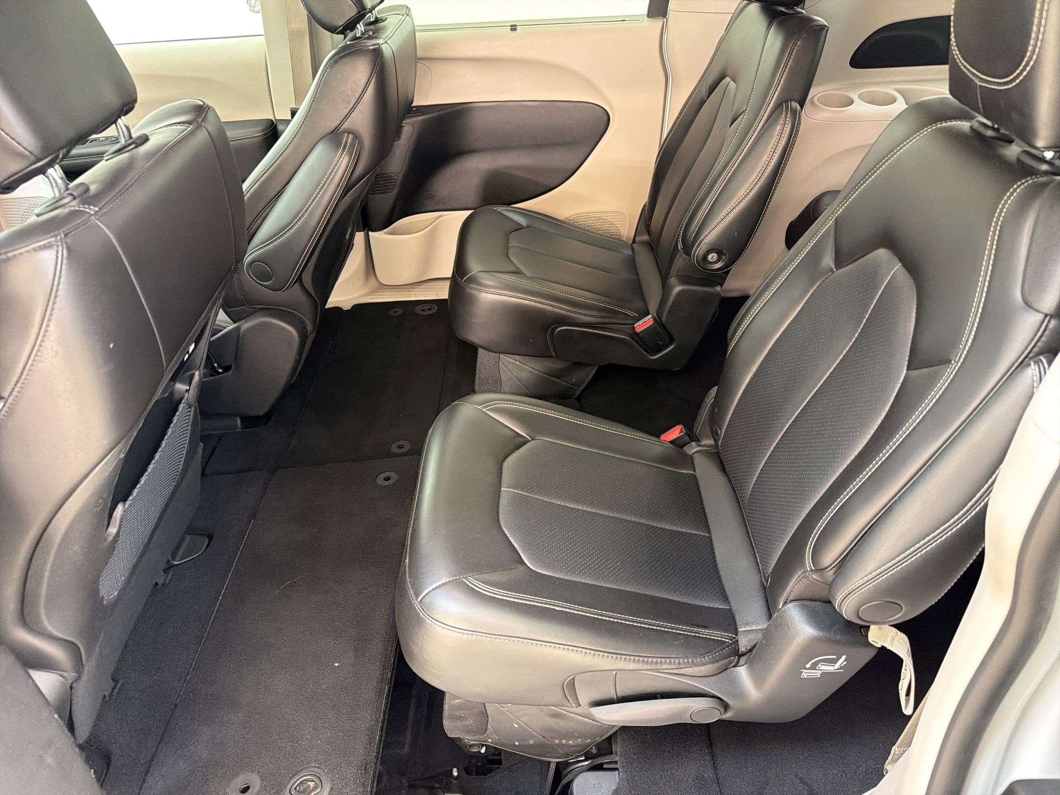Used 2023 Chrysler Pacifica Touring-L FWD image 15