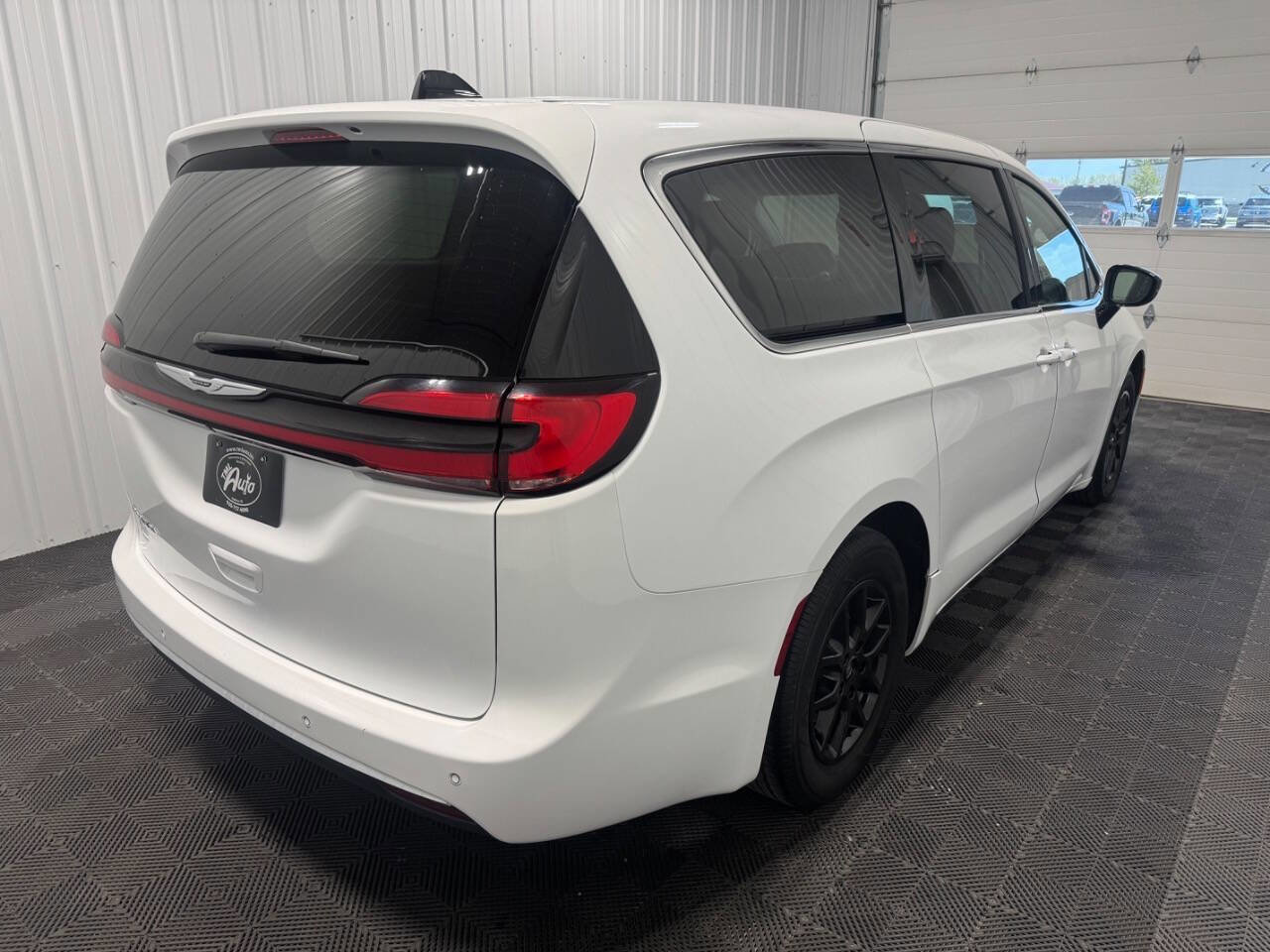 Used 2024 Chrysler Pacifica Touring-L FWD image 3