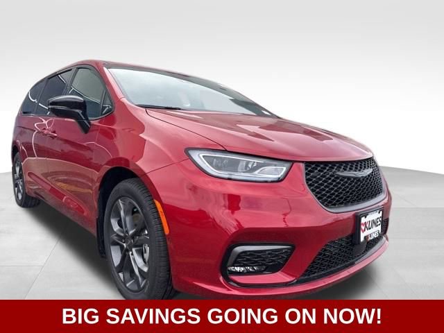 New 2026 Chrysler Pacifica Select w/ S Appearance Package image 3