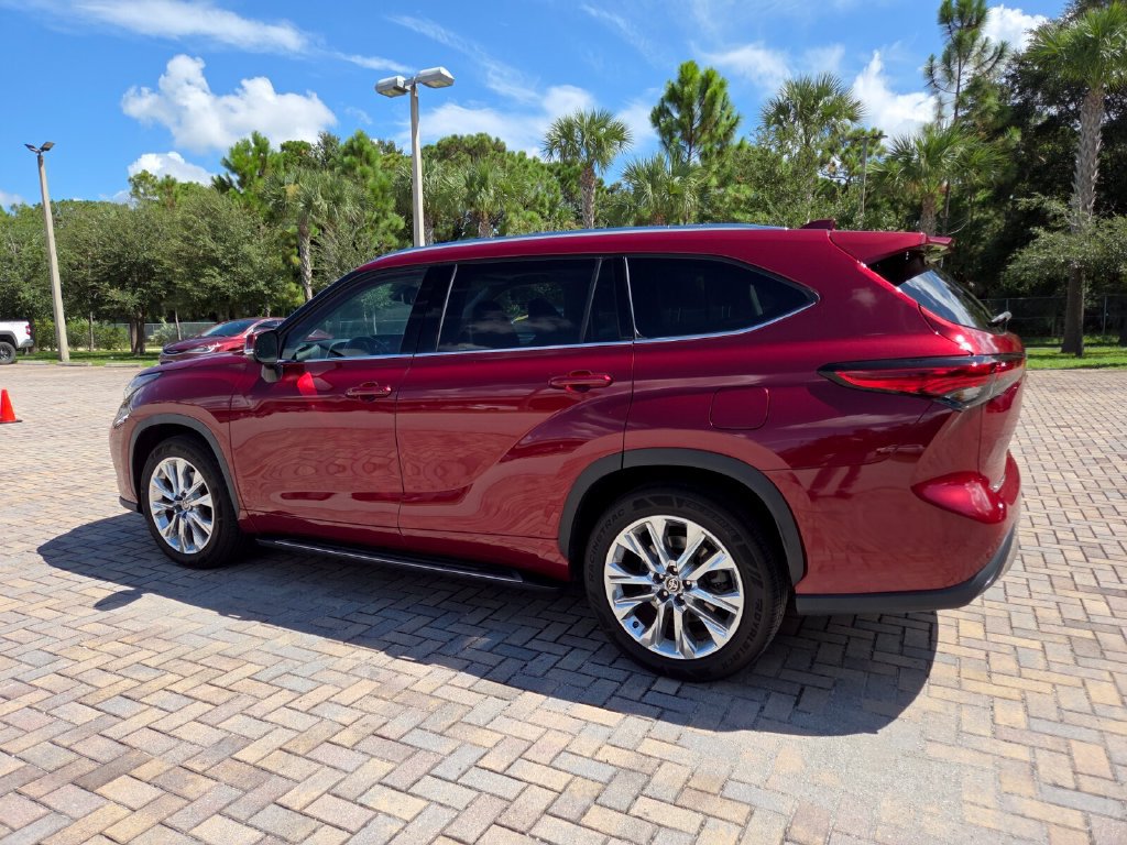 Used 2023 Toyota Highlander Limited FWD image 9