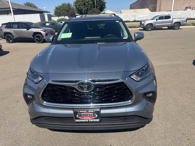 Used 2023 Toyota Highlander Limited AWD/4WD image 2