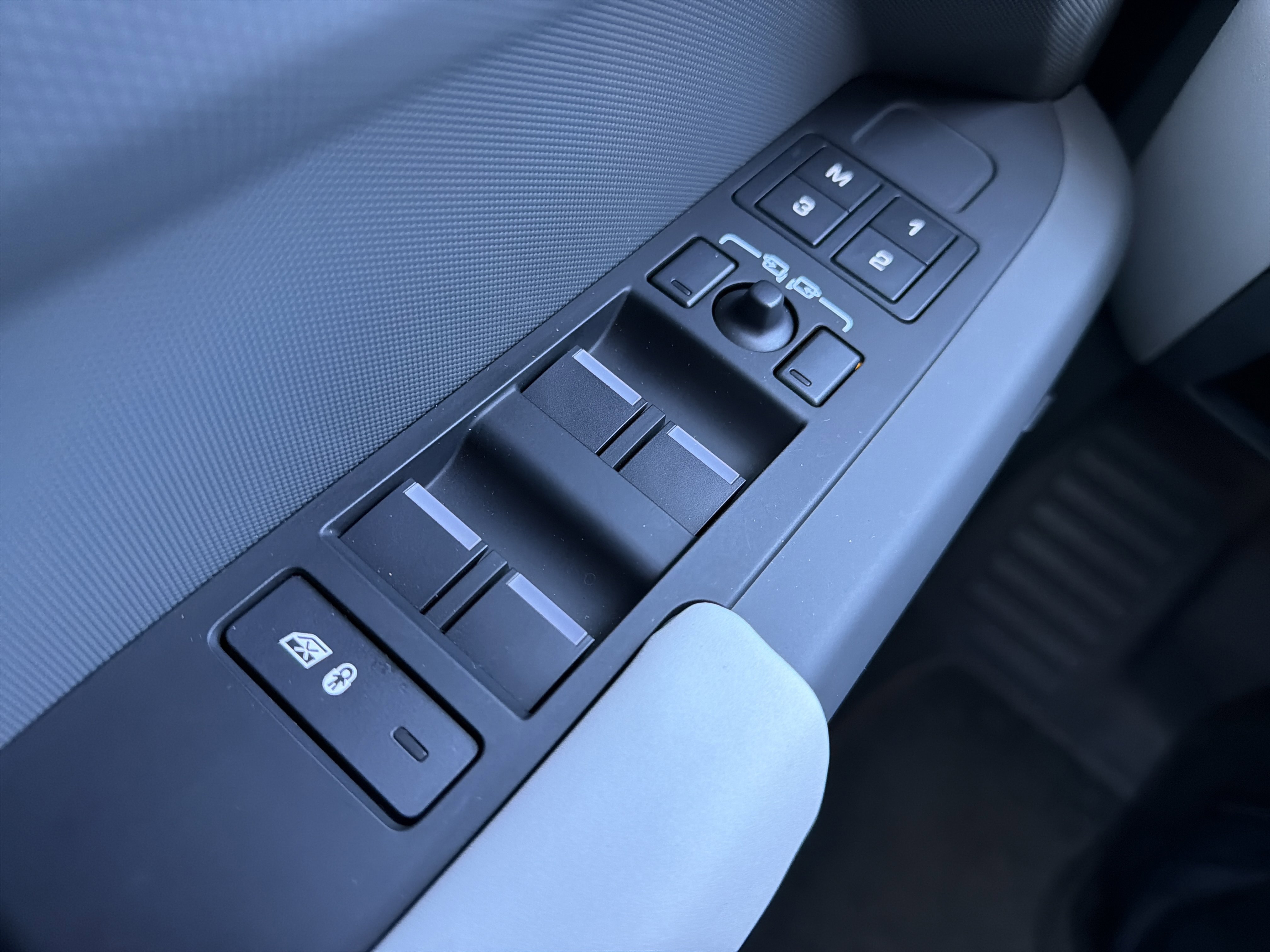 Used 2025 Land Rover Defender 130 X-Dynamic SE image 15