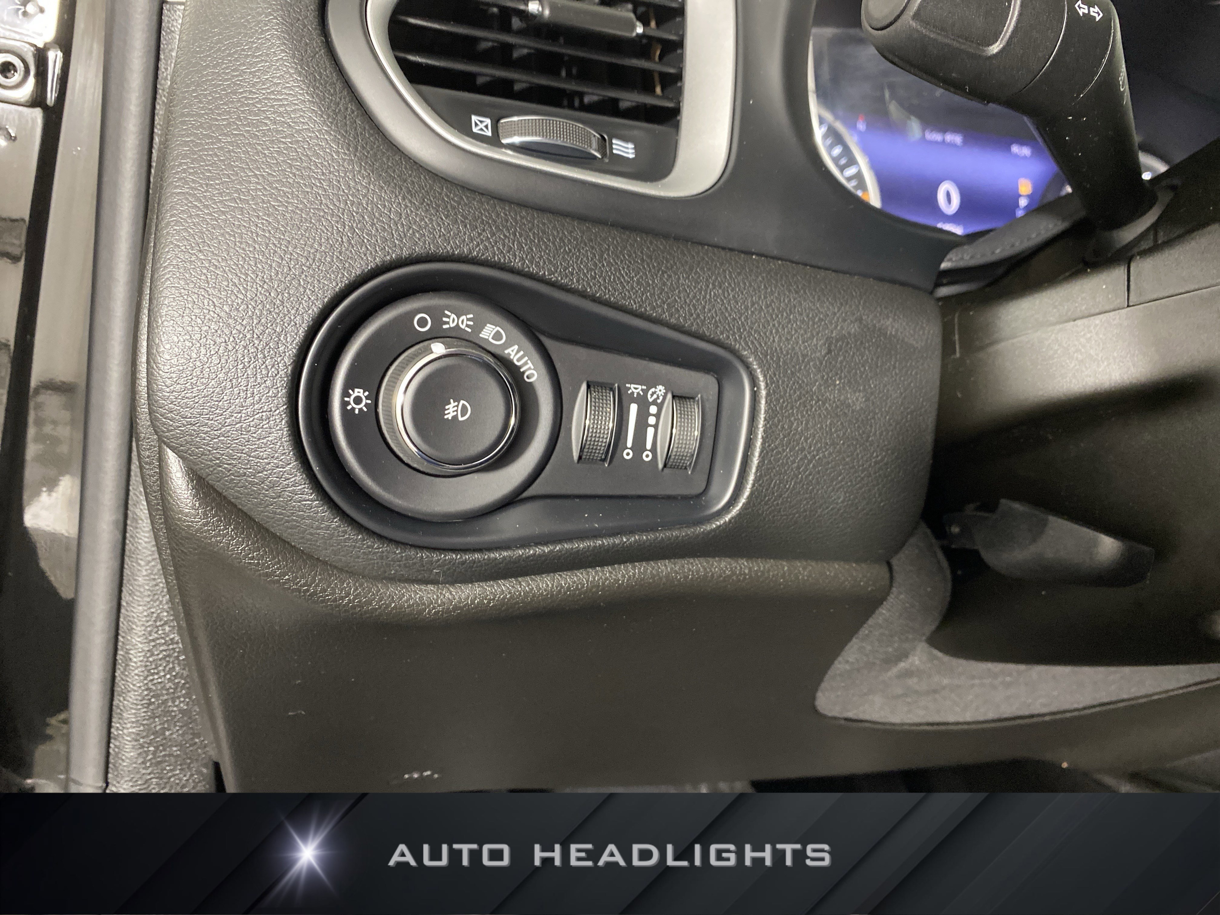 Used 2021 Jeep Renegade Latitude FWD image 22