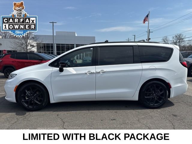 Used 2025 Chrysler Pacifica Limited image 21