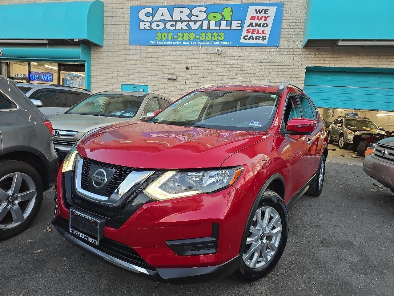 Used 2017 Nissan Rogue SV w/ SV Premium Package image 2