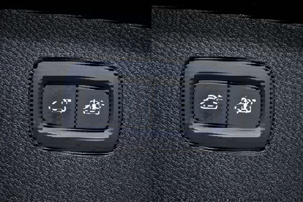 Certified 2025 Volvo XC90 B6 Plus image 35