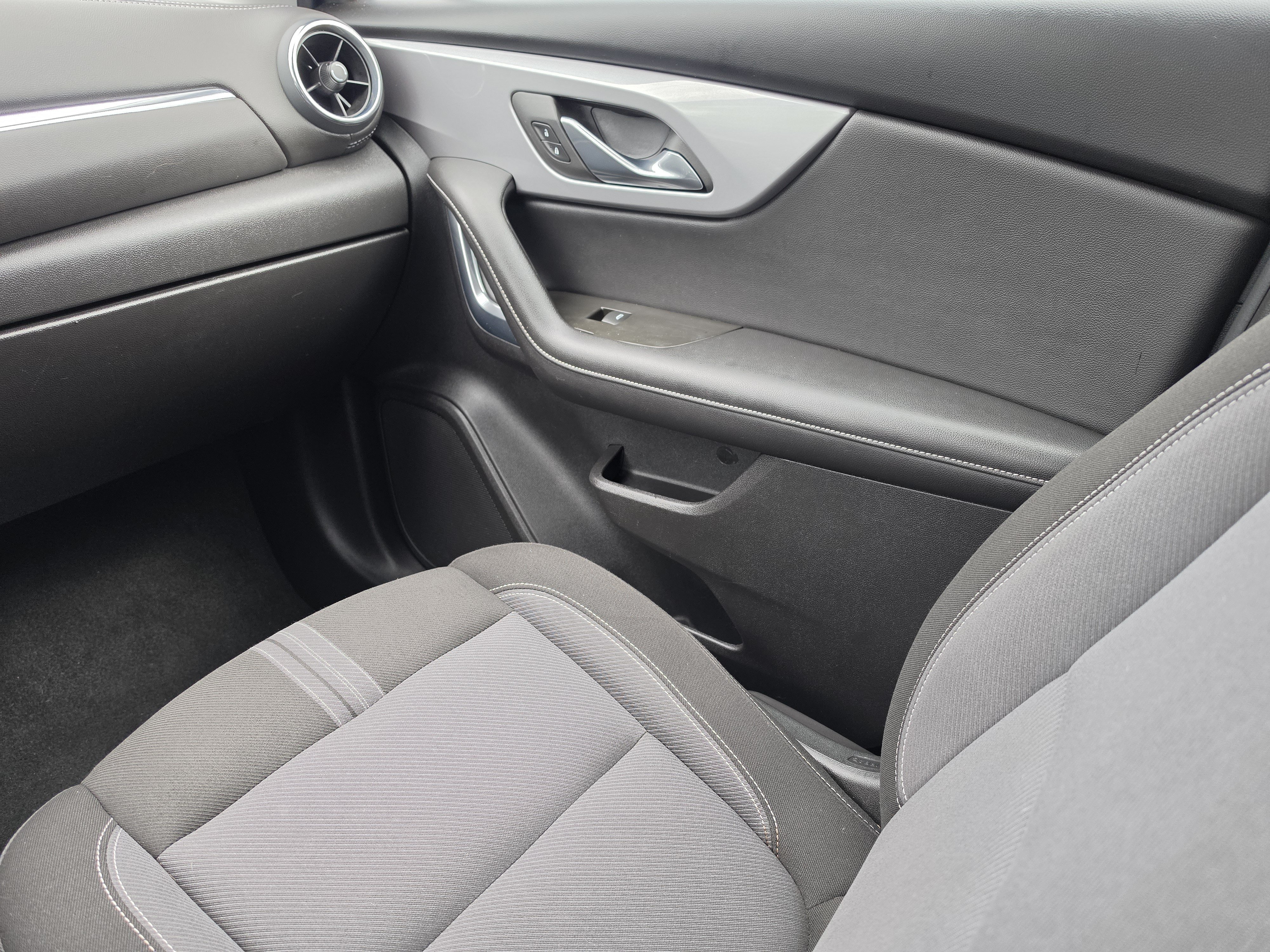 Used 2025 Chevrolet Blazer LT FWD image 20