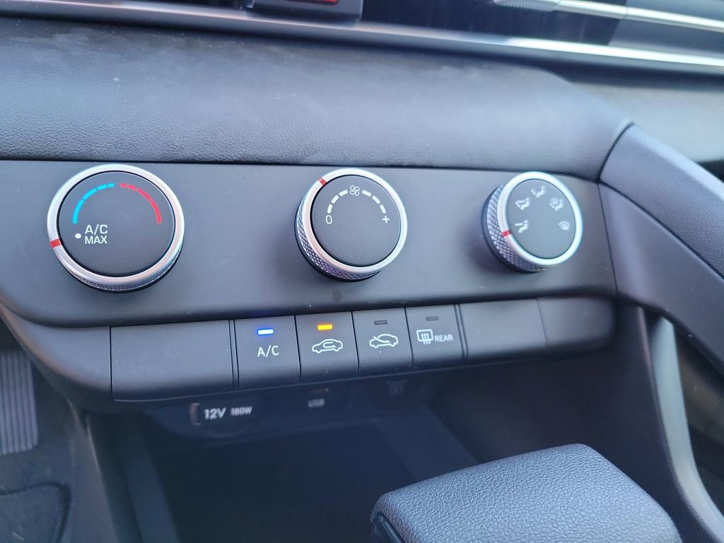 Used 2025 Hyundai Elantra SE image 23