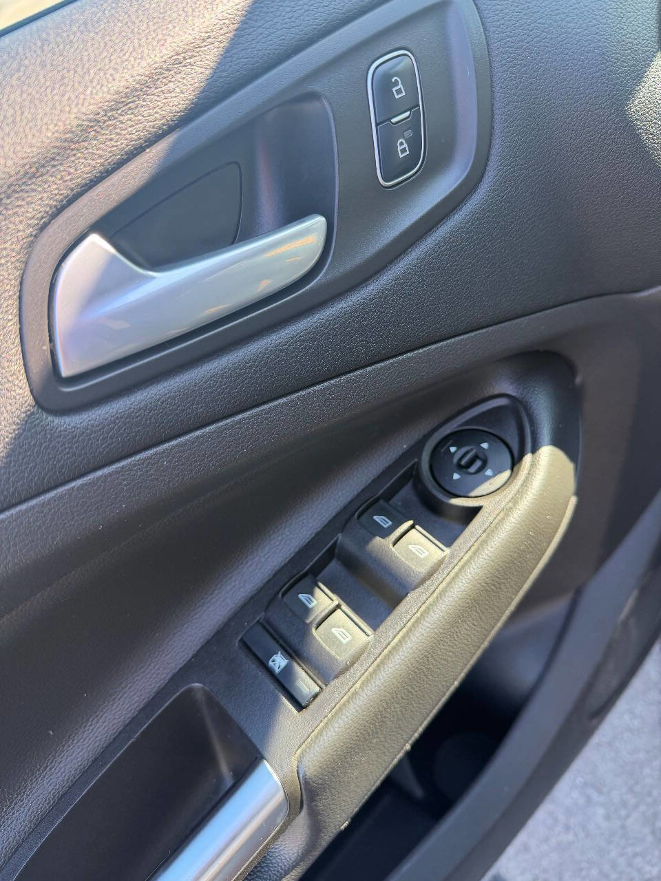 Used 2017 Ford Escape SE w/ SE Sport Appearance Package AWD/4WD image 16