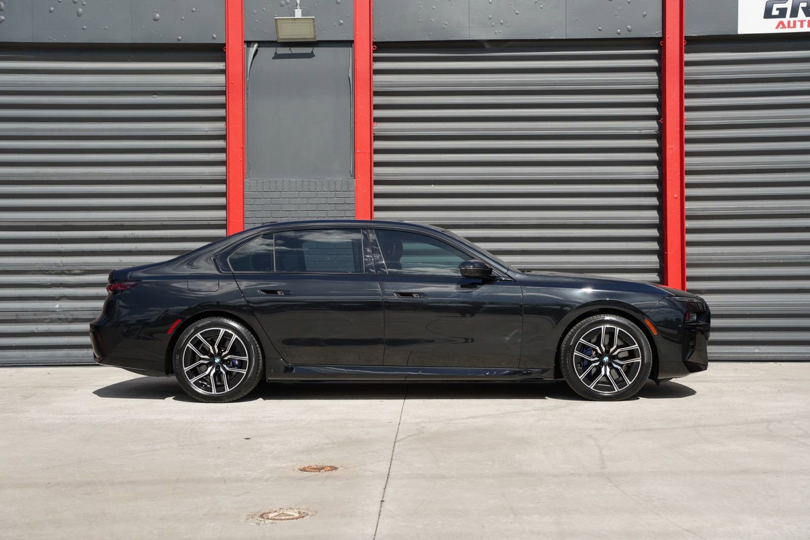 Used 2023 BMW i7 xDrive60 w/ Executive Package 2 AWD/4WD image 2