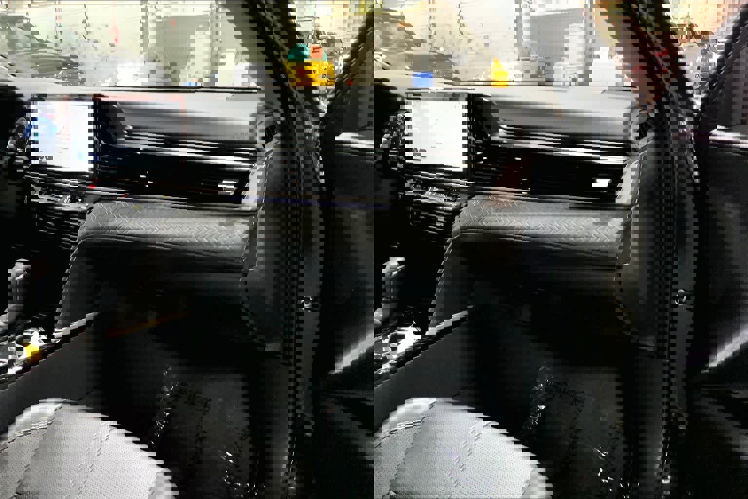 Used 2025 Toyota Camry XLE w/ Premium Plus Package image 19