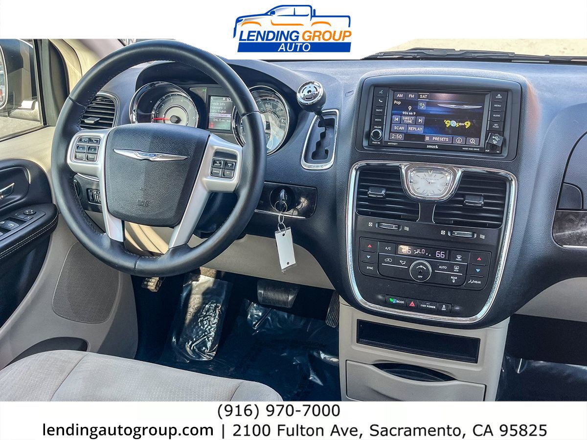 Used 2016 Chrysler Town & Country Touring image 12