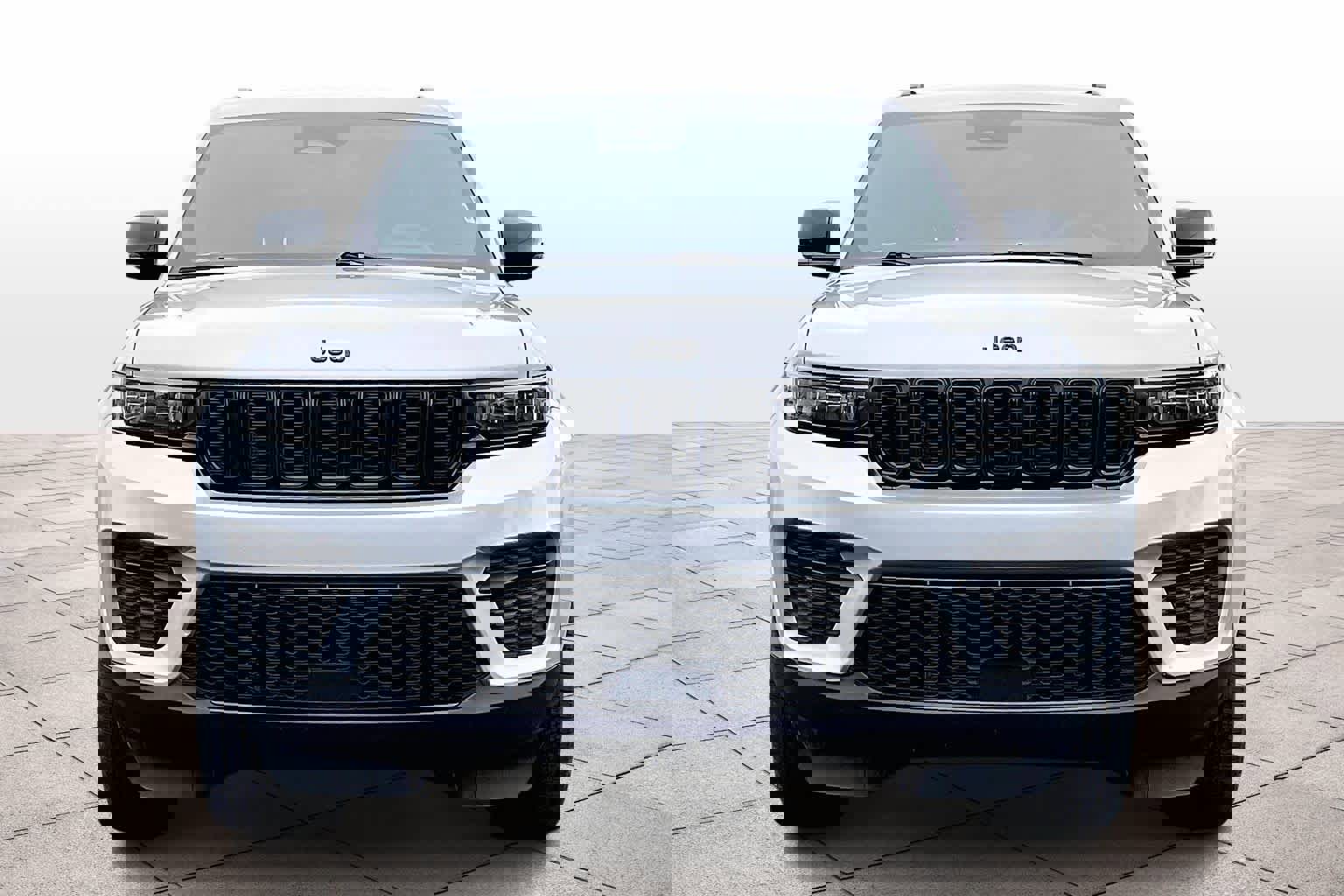 Used 2024 Jeep Grand Cherokee Altitude image 3