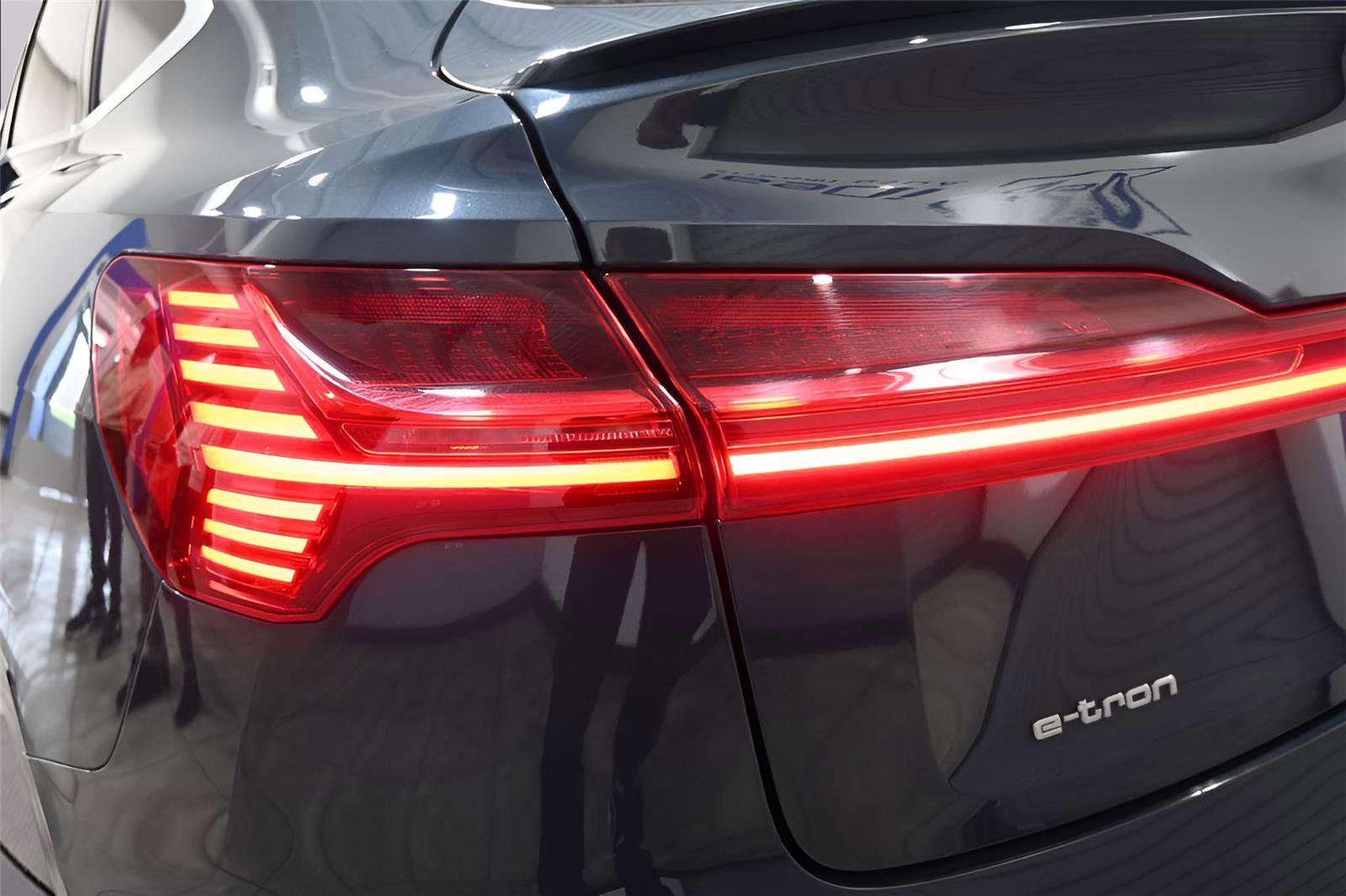 Used 2020 Audi e-tron Prestige w/ Prestige Package image 39