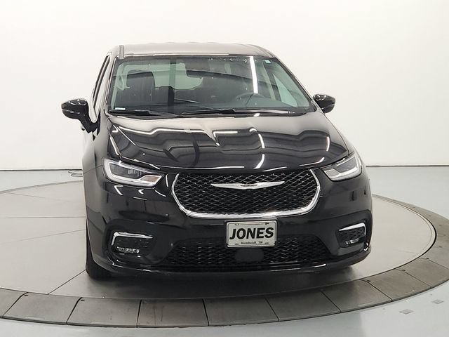 Used 2024 Chrysler Pacifica Touring-L FWD image 3