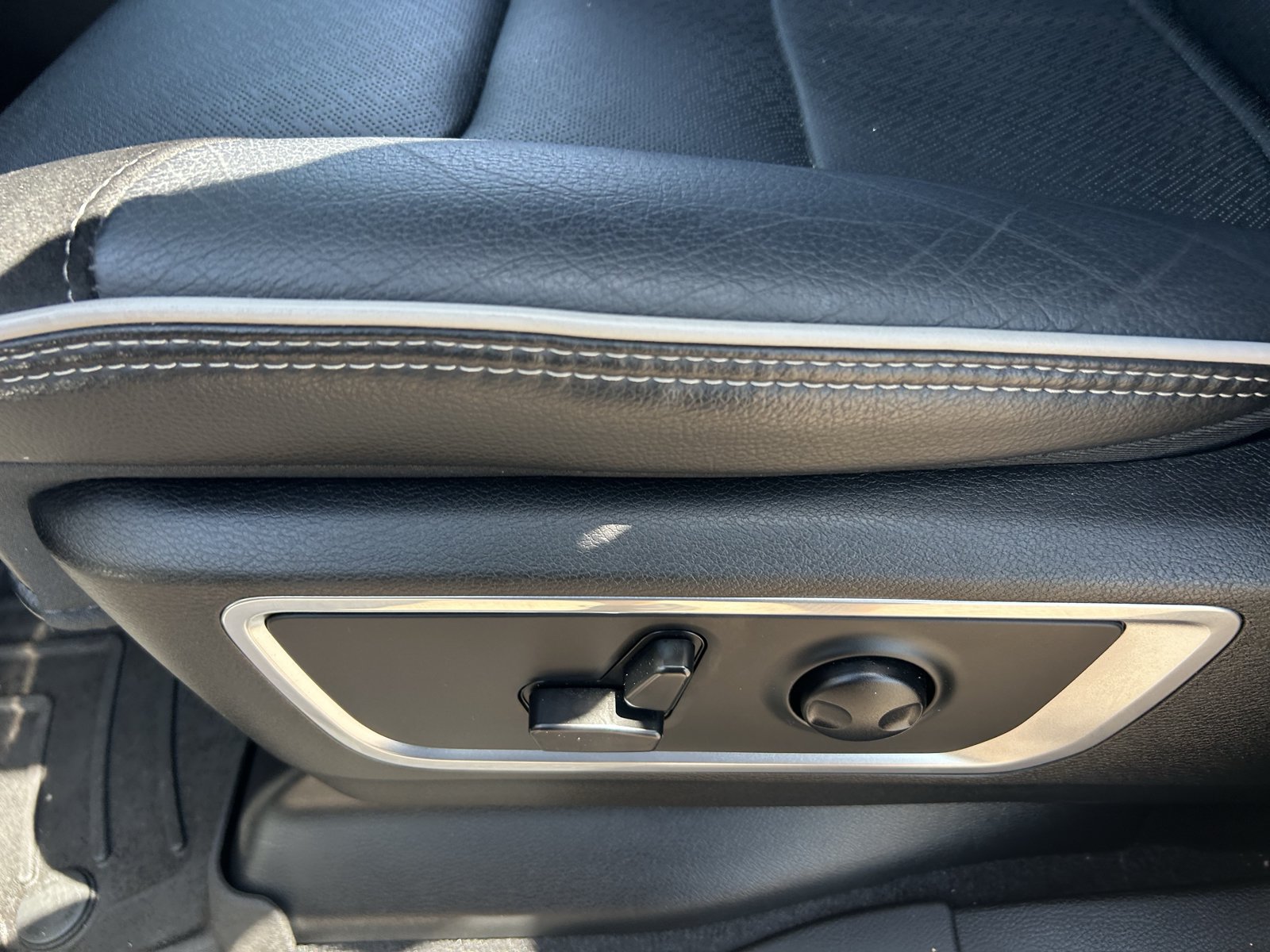 Used 2025 RAM 1500 Laramie w/ Sport Appearance Package AWD/4WD image 28