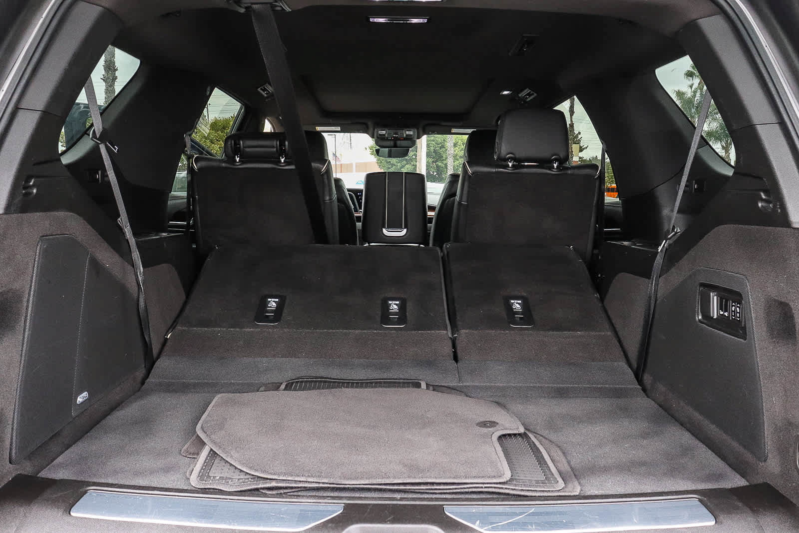 Used 2023 Cadillac Escalade Premium Luxury AWD/4WD image 17