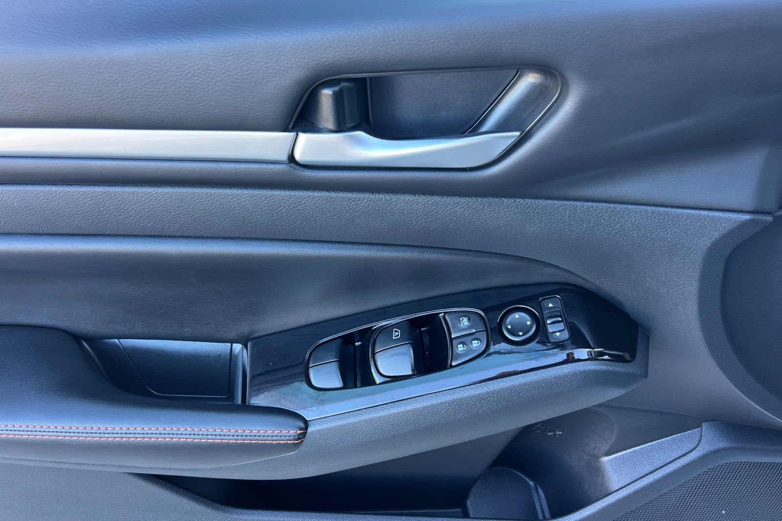 Used 2024 Nissan Altima 2.5 SR image 12