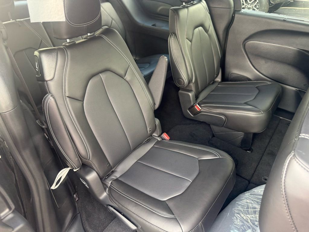 New 2025 Chrysler Pacifica Select FWD image 30