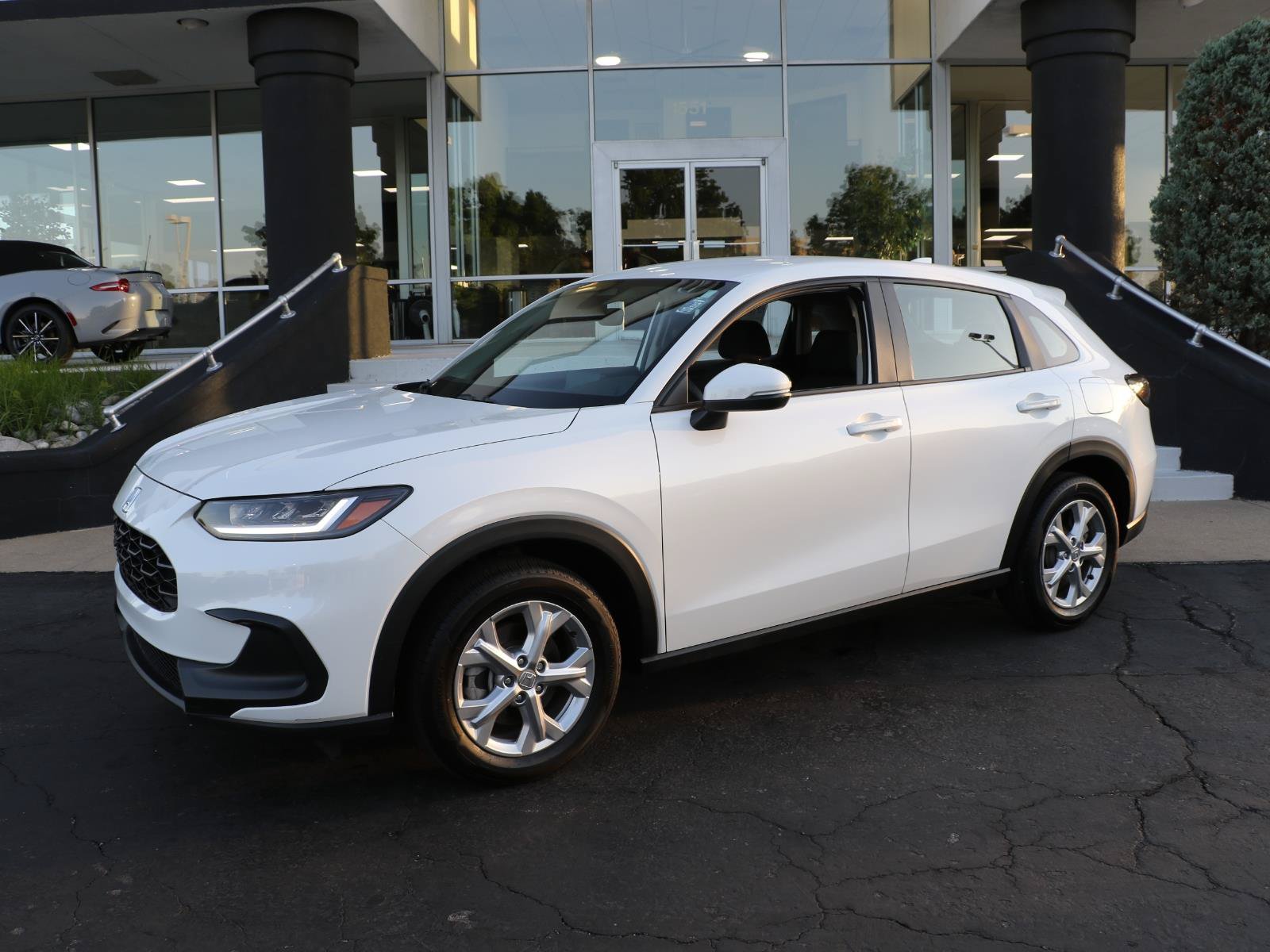 Used 2023 Honda HR-V LX image 1