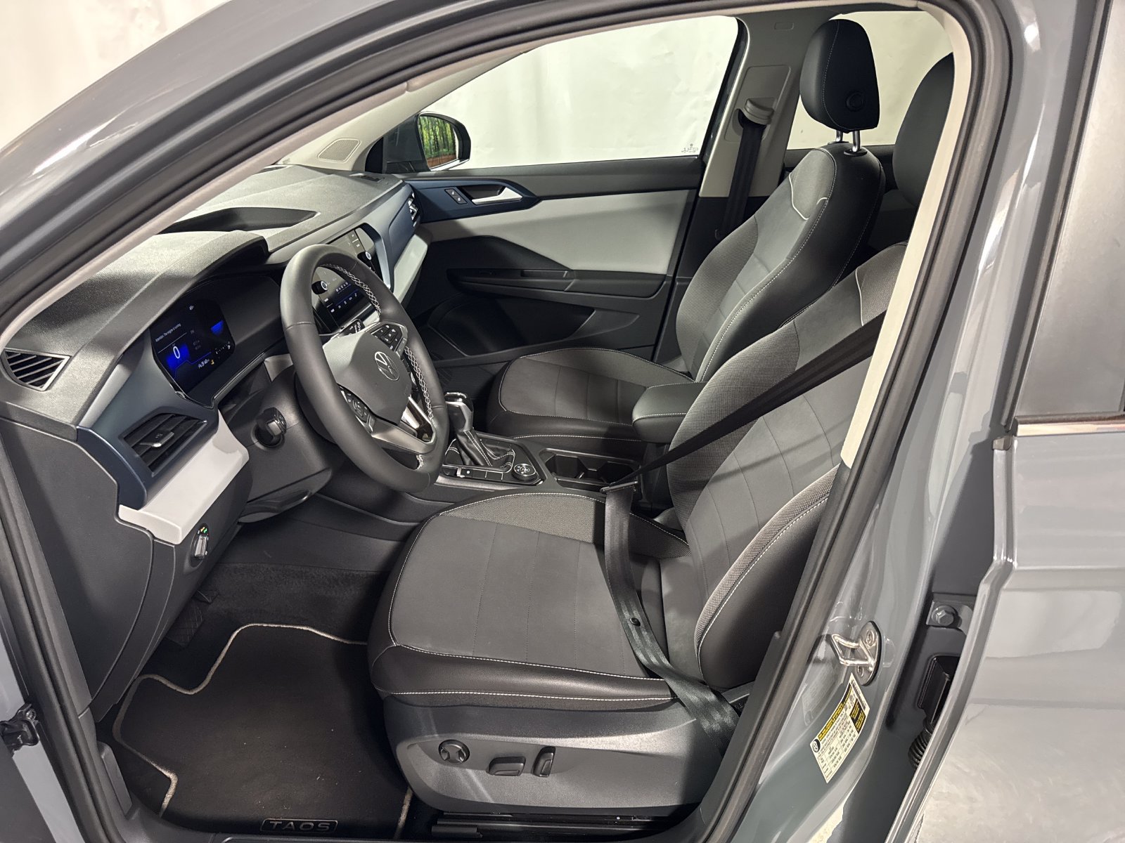 Used 2023 Volkswagen Taos SE w/ Panoramic Sunroof Package AWD/4WD image 3
