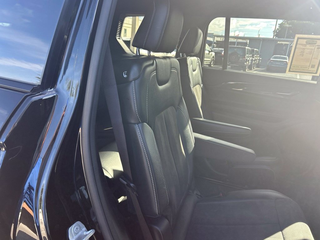 Used 2023 Jeep Grand Cherokee L Laredo AWD/4WD image 26