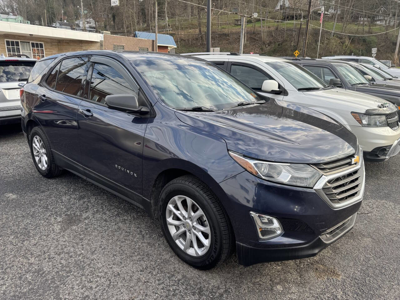 Used 2018 Chevrolet Equinox LS image 2