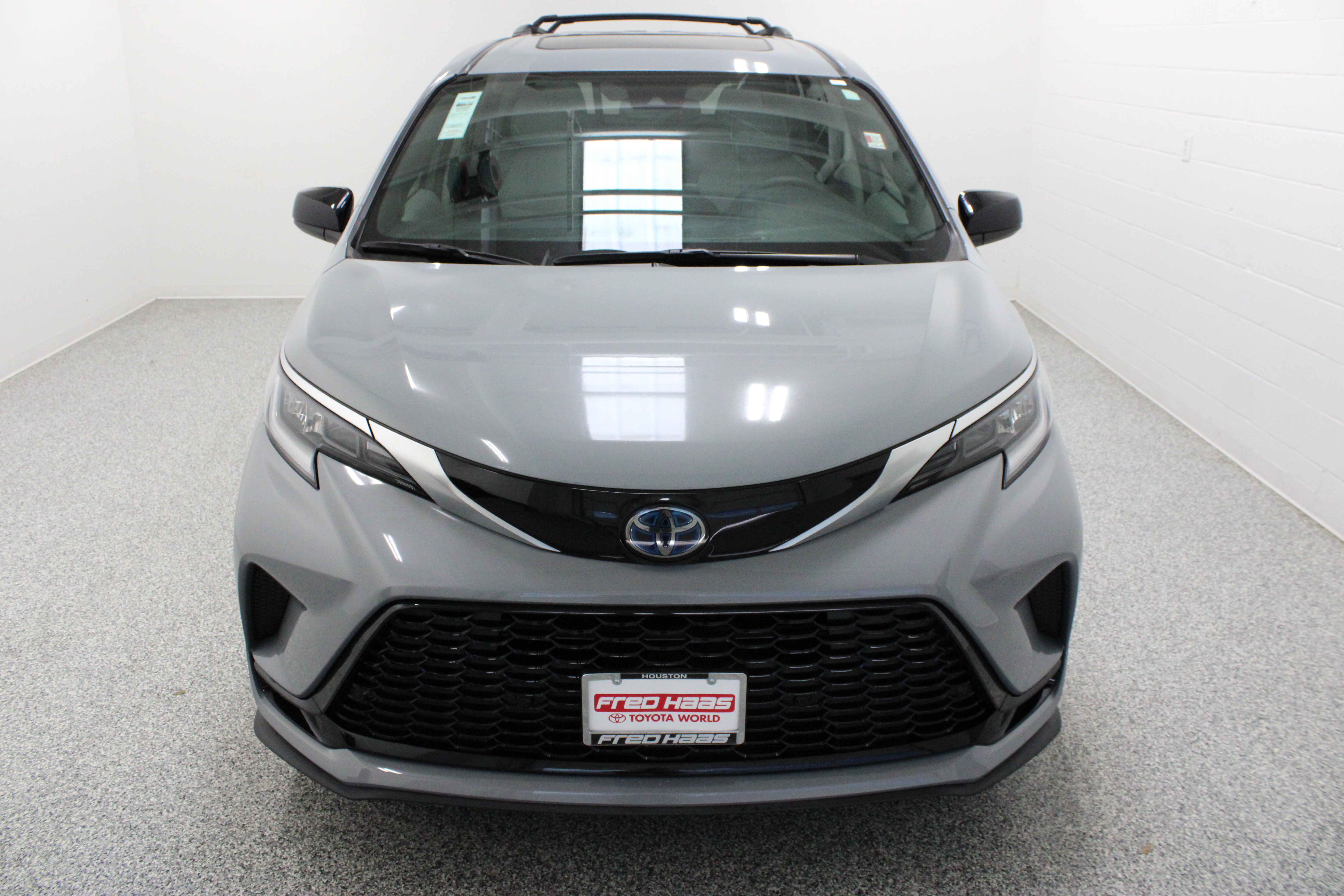 Used 2023 Toyota Sienna XSE w/ XSE Plus Package AWD/4WD image 3