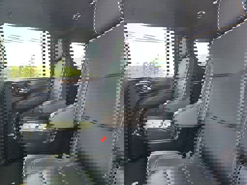 Used 2023 Chevrolet Suburban Premier image 32