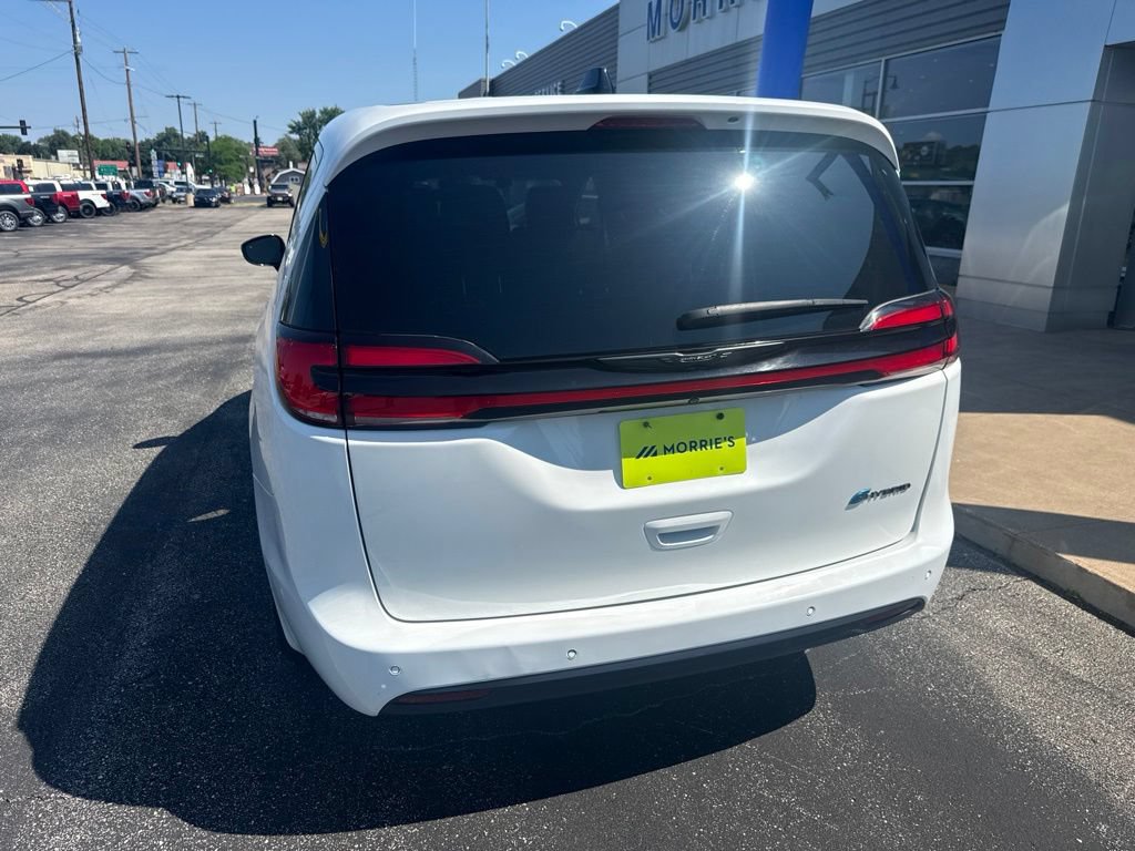 Used 2024 Chrysler Pacifica Limited FWD image 13