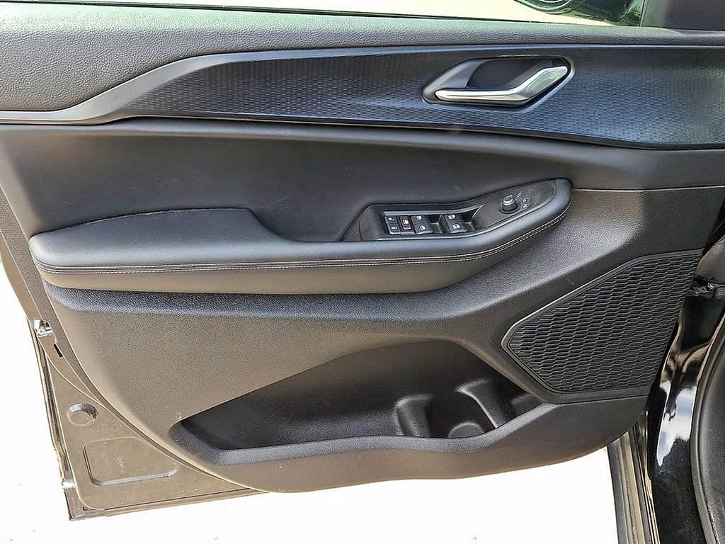 Used 2025 Jeep Grand Cherokee Altitude RWD image 9