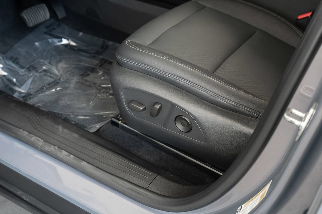 Used 2024 Chevrolet Equinox EV LT FWD image 17
