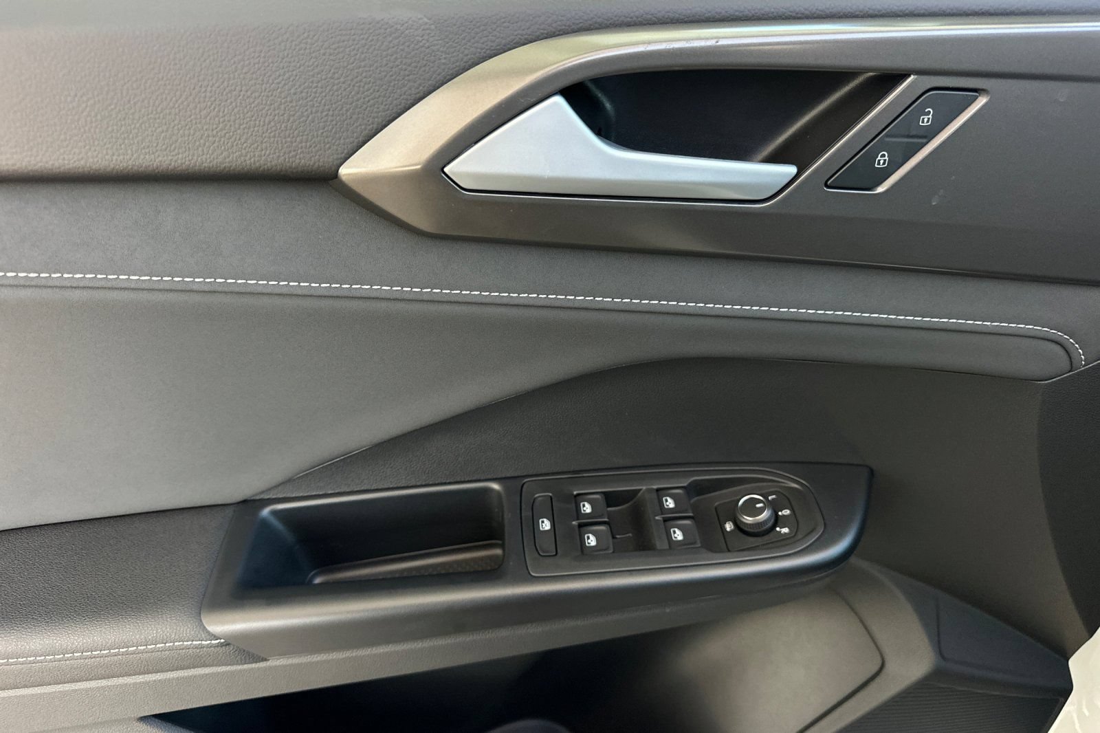 New 2026 Volkswagen Taos SE FWD image 11