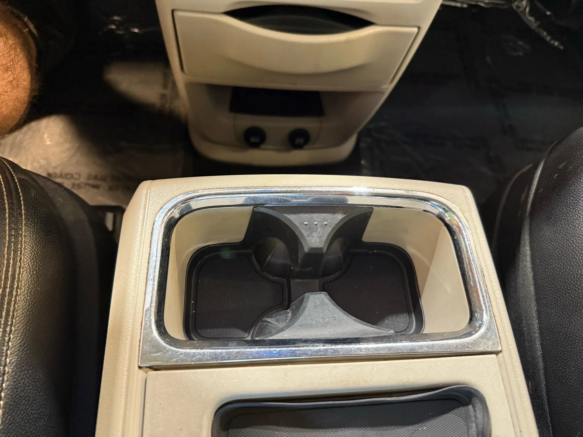 Used 2014 Chrysler Town & Country Touring-L w/ Driver Convenience Group image 17