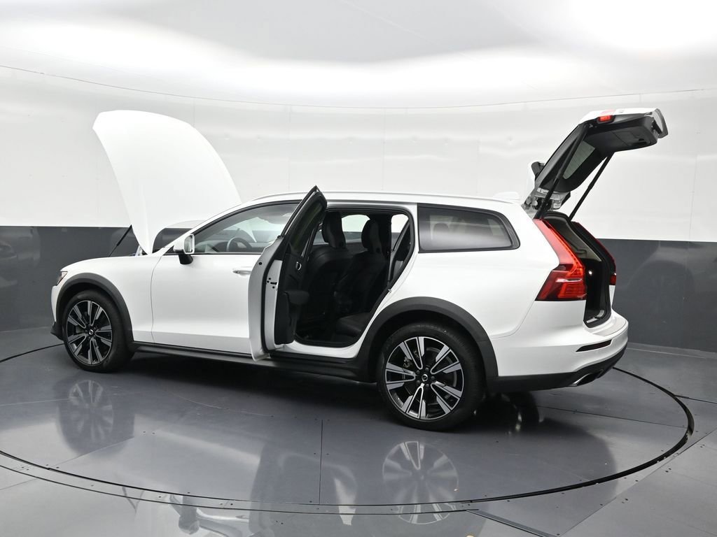 Certified 2022 Volvo V60 T5 Cross Country w/ Climate Package image 36