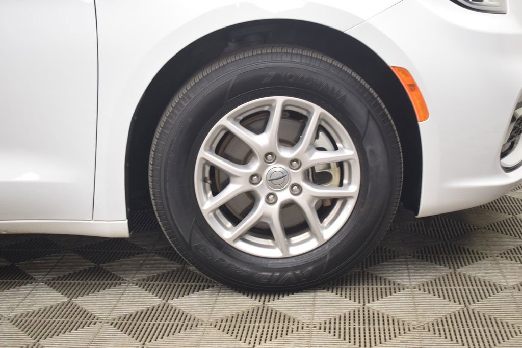 Used 2024 Chrysler Pacifica Touring-L image 28