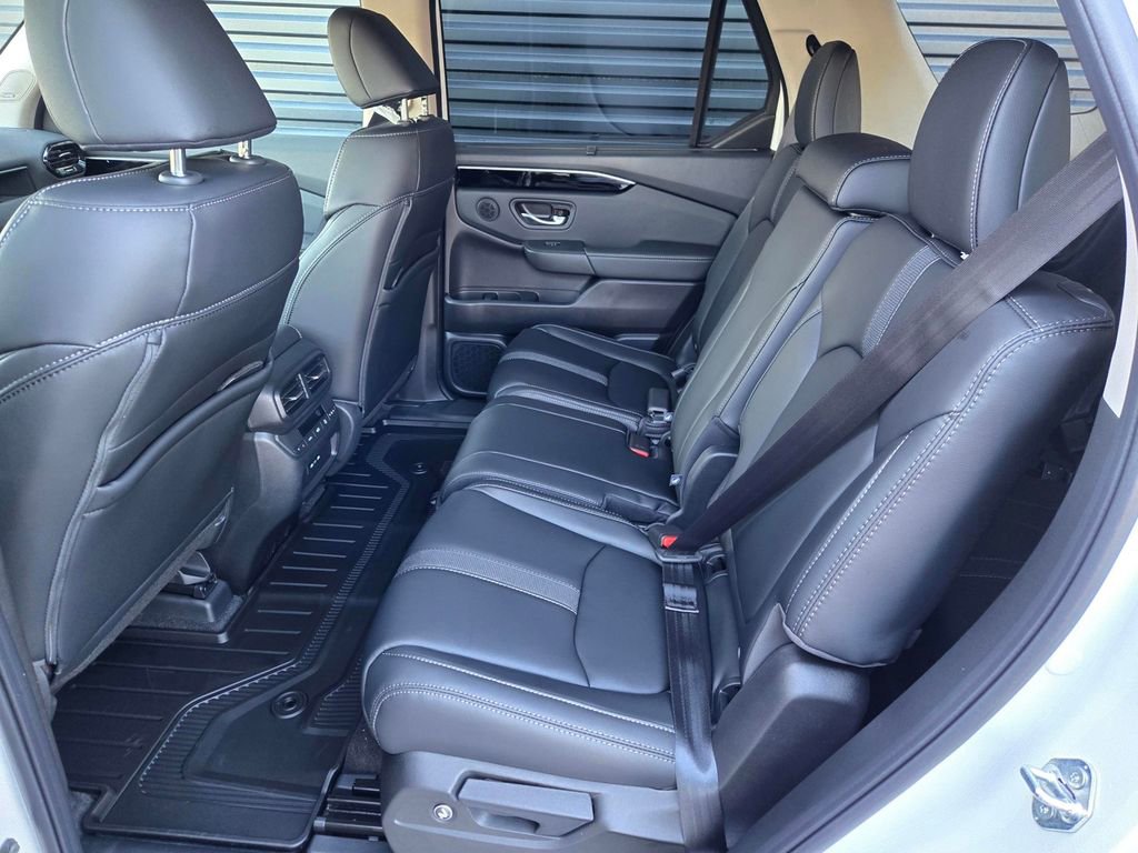 New 2025 Honda Pilot Touring image 10