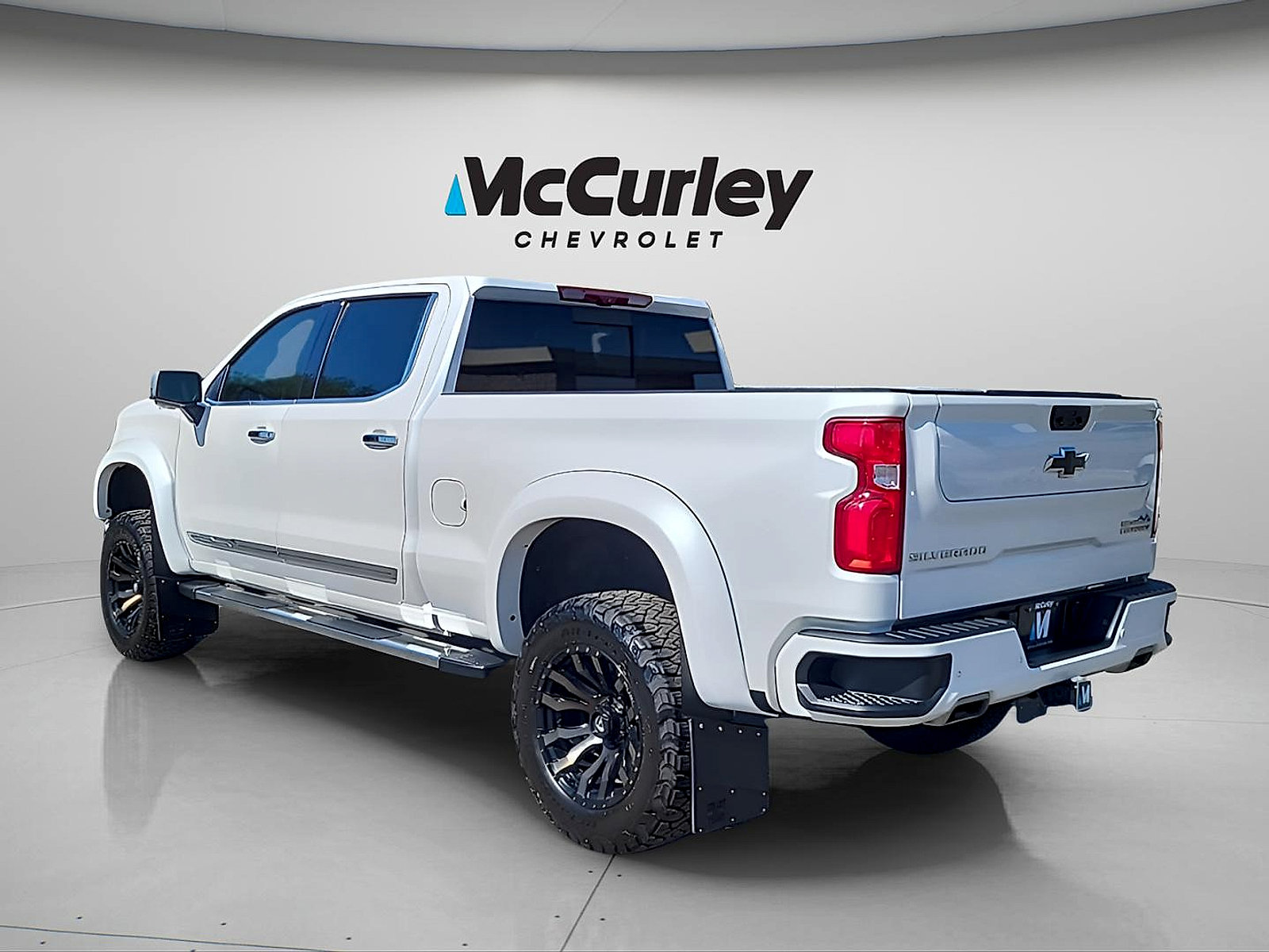 Used 2024 Chevrolet Silverado 1500 High Country w/ Technology Package AWD/4WD image 5